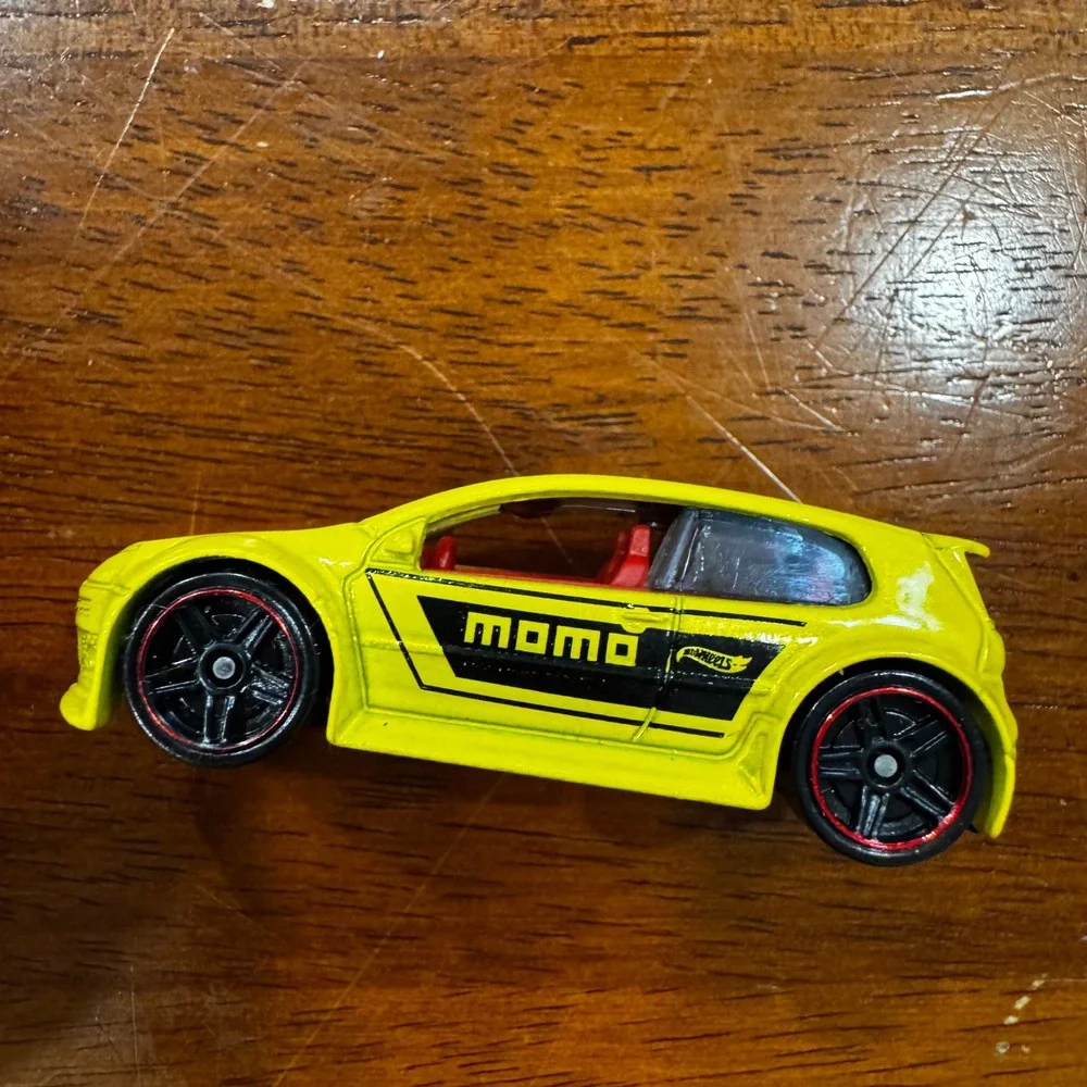Hot Wheels Volkswagen‎ Golf GTI Yellow MOMO Racing Widebody Diecast Car K6159
